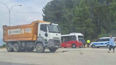 DÜZCE(İHA) – Düzce Bahçeşehir bölgesinde kamyon ile yolcu minibüsünün karıştığı