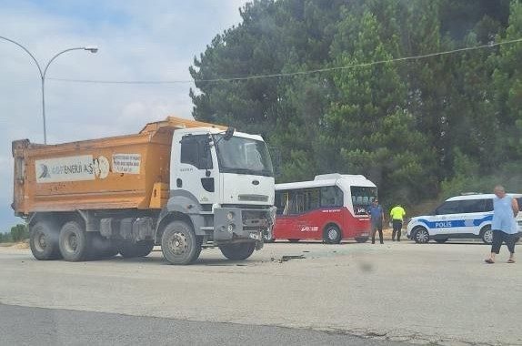 Kamyon ile minibüs çarpıştı 4 kişi yaralandı DÜZCE(İHA) – Düzce Bahçeşehir bölgesinde kamyon ile yolcu minibüsünün karıştığı