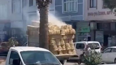 Kastamonu’nun Çatalzeytin ilçesinde seyir halindeki kamyonetin kasasındaki saman balyaları alevlere