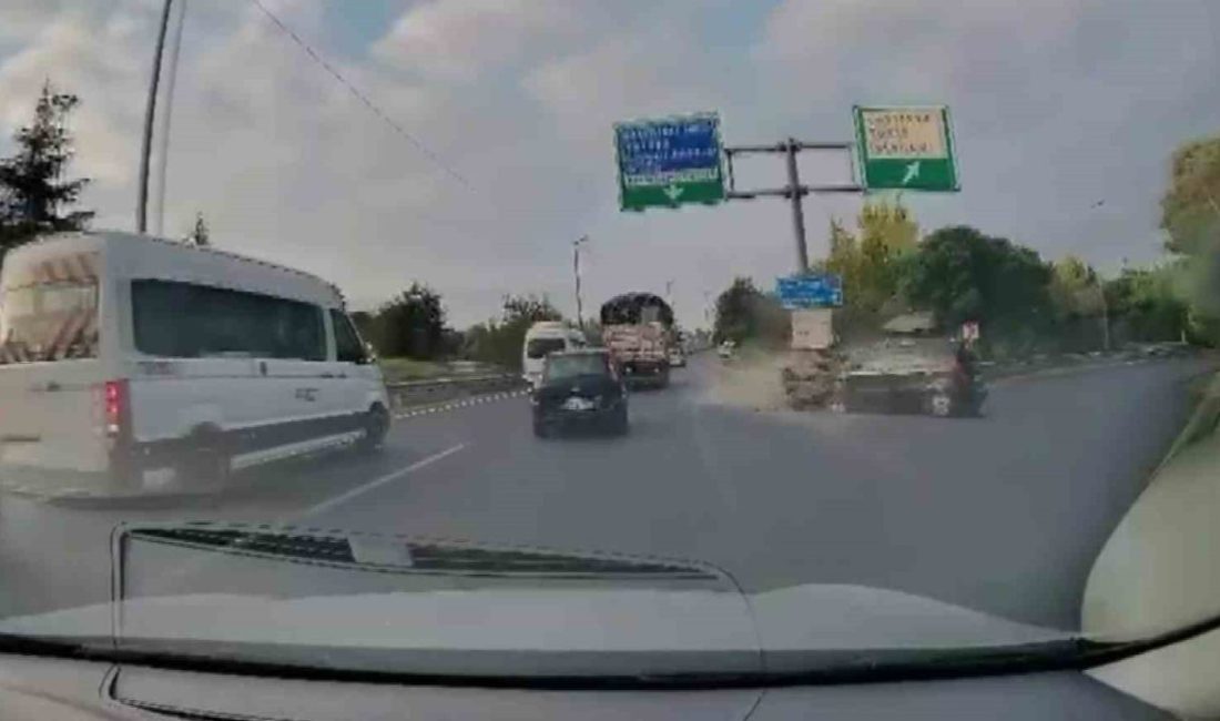 Kamyonla çarpışmaktan kaçınırken demir bariyerlere girdi Kocaeli’nin Gebze ilçesinde ana yola bağlanmaya çalışan otomobil, kamyonetle çarpışmaktan