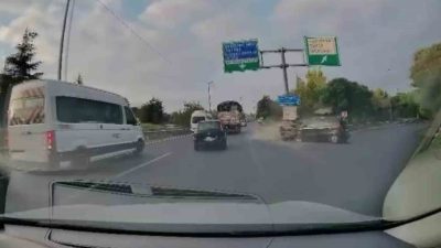 Kocaeli’nin Gebze ilçesinde ana yola bağlanmaya çalışan otomobil, kamyonetle çarpışmaktan