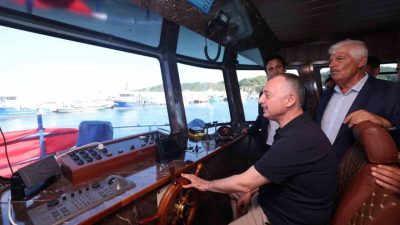 Kocaeli Büyükşehir Belediye Başkanı Tahir Büyükakın, denizlerde av yasağının sona