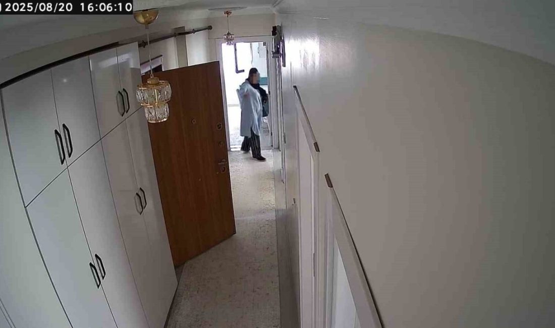 Kapıyı tıklatıp eve giren soyguncu kadınlar, kamerayı görünce panikledi Kocaeli’de apartmana giren 3 kadından biri, kapıyı tıklatıp içeride kimse
