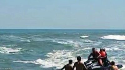 Sakarya’nın Karasu sahilinde yasak olmasına rağmen denize giren 3 kişi,