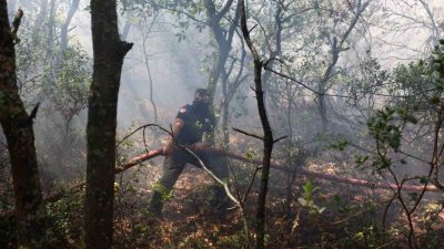 Kocaeli İtfaiyesi, Karamürsel’deki yangına 3 uçak, 8 helikopter, 75 araç