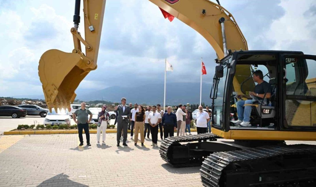 Kartepe’nin araç filosu genişliyor Kartepe Belediyesi, hizmet filosuna 3 kamyonet ve ekskavatör dahil etti.
