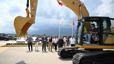 Kartepe Belediyesi, hizmet filosuna 3 kamyonet ve ekskavatör dahil etti.