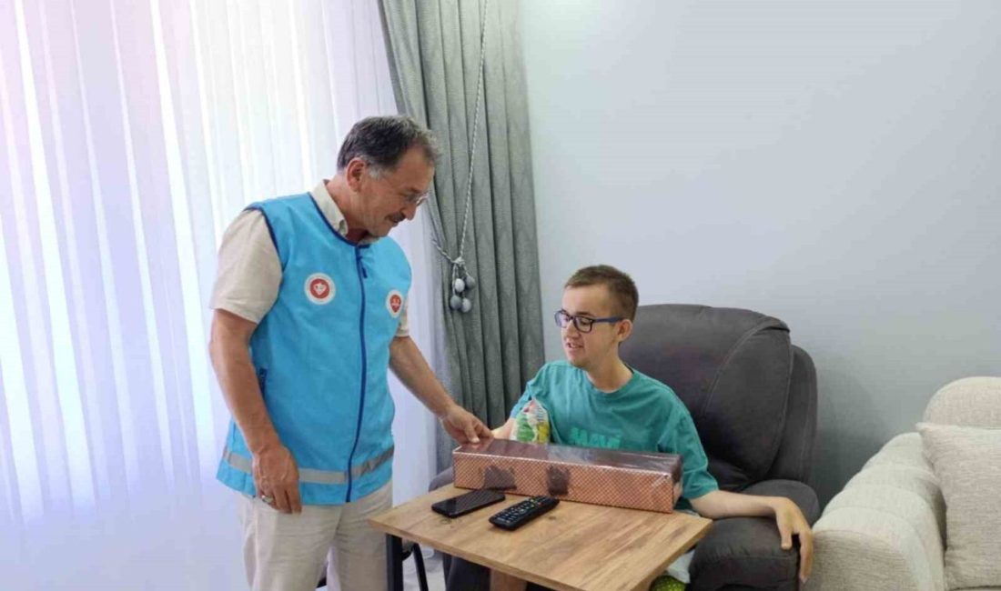 Sakarya’nın Akyazı ilçesinde kas hastası olan genç, biriktirdiği parayı Gazze’deki