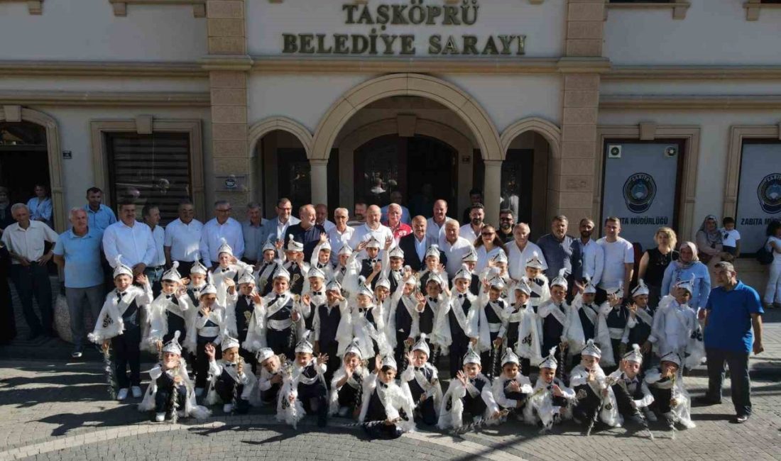 Kastamonu’nun Taşköprü ilçesinde sünnet ettirilen 75 çocuk için şölen düzenlendi.