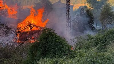 Kastamonu’nun Araç ilçesinde çıkan yangında iki samanlık yanarak küle döndü.