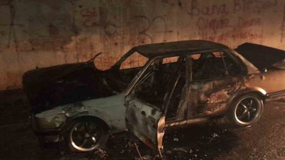 Kastamonu’nun Tosya ilçesinde, aynı gece çıkan iki yangında bir otomobil