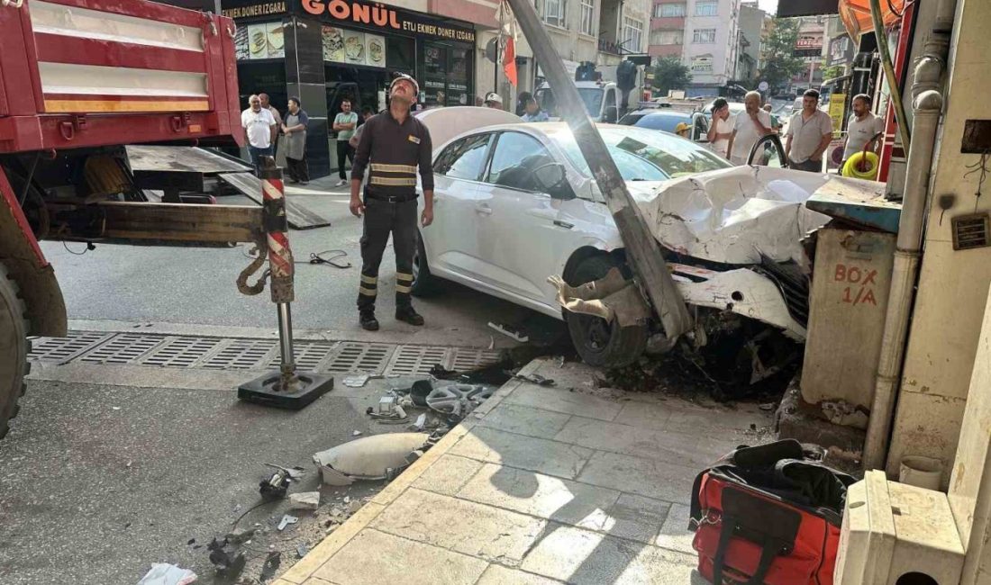 Kastamonu’da çarpışan iki otomobil, savrularak önce park halindeki araçlara, ardından