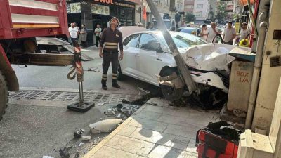 Kastamonu’da çarpışan iki otomobil, savrularak önce park halindeki araçlara, ardından
