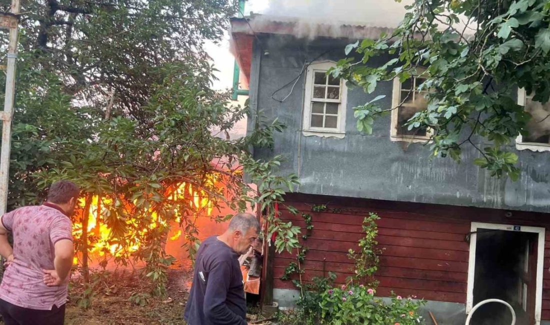 Kastamonu’nun Bozkurt ilçesinde çıkan yangında ahşap ev ve samanlık kullanılamaz
