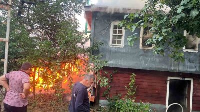 Kastamonu’nun Bozkurt ilçesinde çıkan yangında ahşap ev ve samanlık kullanılamaz