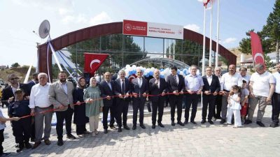 Kastamonu’nun Devrekani ilçesinde yapımı tamamlanan Kapalı Yüzme Havuzu, düzenlenen törenle