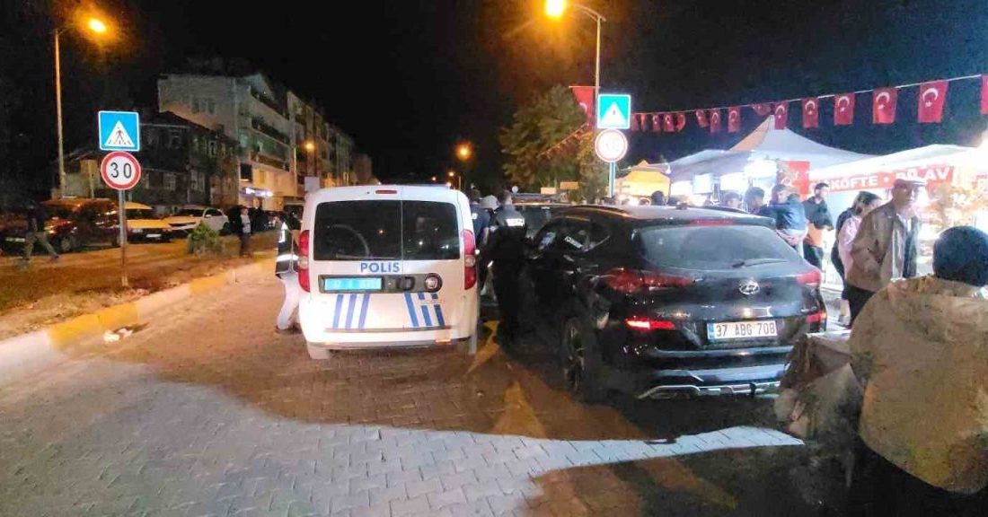 Kastamonu’da festivalde satıcılar arasında bıçaklı kavga: 1 ağır yaralı Kastamonu’nun İnebolu ilçesinde düzenlenen festival etkinliklerinde tezgah açmak isteyen iki