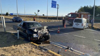 Kastamonu’da hafif ticari araç ile otomobilin çarpışması neticesinde meydana gelen
