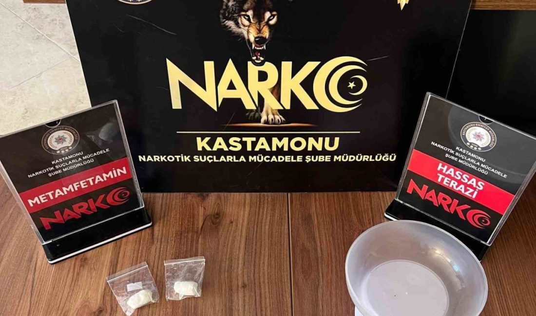 Kastamonu’da polis ekiplerince üzerlerinde ve araçlarında yapılan aramalarda uyuşturucu maddeyle