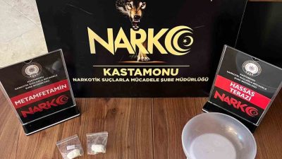 Kastamonu’da polis ekiplerince üzerlerinde ve araçlarında yapılan aramalarda uyuşturucu maddeyle