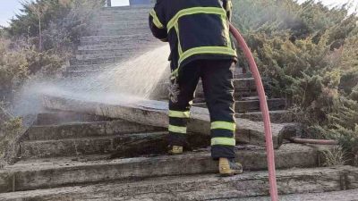 Bilecik’in simgeleri arasında yer alan Kayı Anıtı’na çıkan tahta merdivenlerdeki