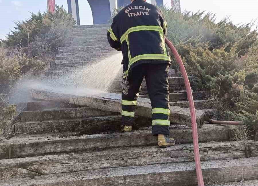 Kayı Anıtı’na çıkan tahta merdivenlerde yangın Bilecik’in simgeleri arasında yer alan Kayı Anıtı’na çıkan tahta merdivenlerdeki