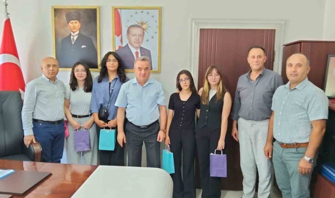 Kaymakam Öztürk, başarılı öğrencileri ağırladı Bilecik’in Bozüyük ilçesinde 2025 YKS de ilçede başarılı olan öğrenciler