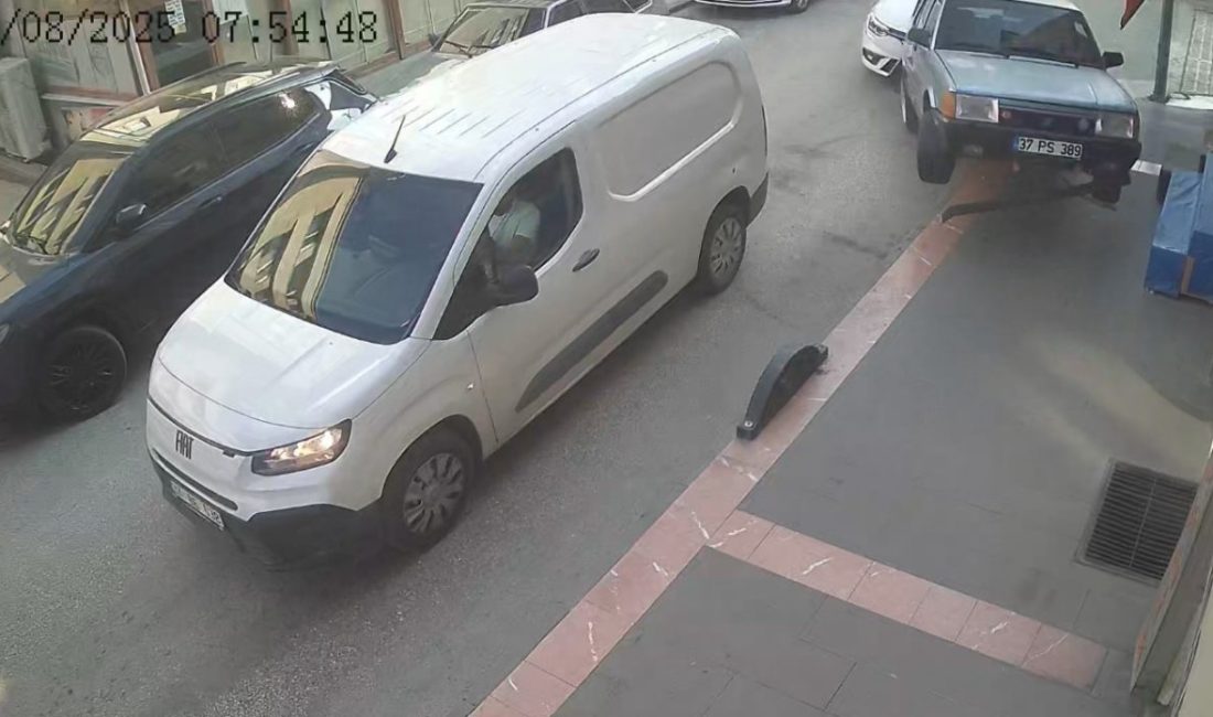 Kazaya karışan iki araç savrularak iş yerlerinin duvarına çarptı: 1 yaralı Kastamonu’da kazaya karışan iki otomobil, savrularak önce park halindeki araçlara
