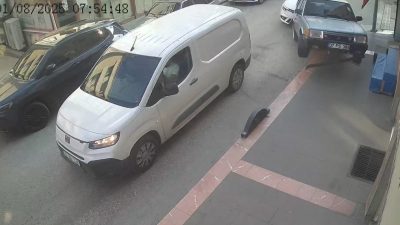 Kastamonu’da kazaya karışan iki otomobil, savrularak önce park halindeki araçlara