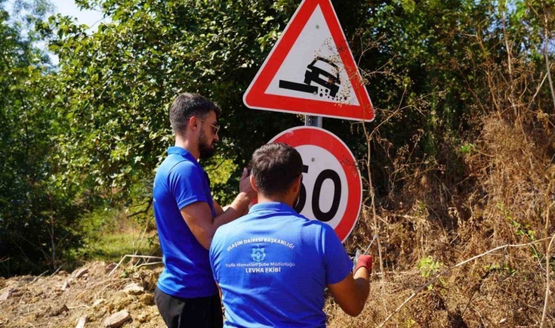 Kırsal ulaşımda levhalar yenileniyor Kocaeli’de sürücülerin can ve mal güvenliği sağlamak amacıyla kırsal bölgelerde