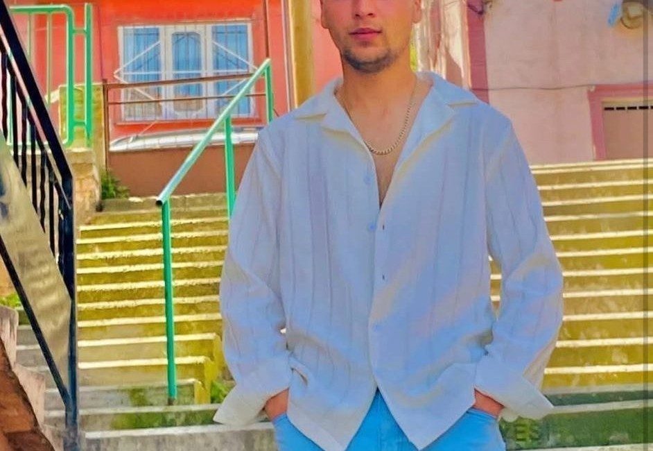Kocaeli’de 19 yaşındaki genç, kuzeni tarafından bıçaklanarak öldürüldü Kocaeli’nin İzmit ilçesinde alkol içen kuzenler arasında çıkan tartışmada 19