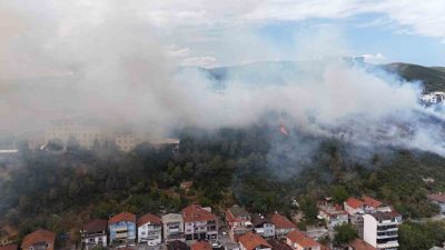 Kocaeli’nin İzmit ilçesinde ağaçlık alana sıçrayan yangın büyük kontrol altına