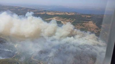 Kocaeli’nin Karamürsel ilçesinde devam eden orman yangını sebebiyle Akçat köyünün