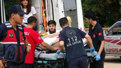 Kocaeli’de iki otomobilin çarpışması sonucu meydana gelen kazada 2’si çocuk