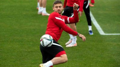 Trendyol Süper Lig ekiplerinden Kocaelispor, orta saha oyuncusu Karol Linetty