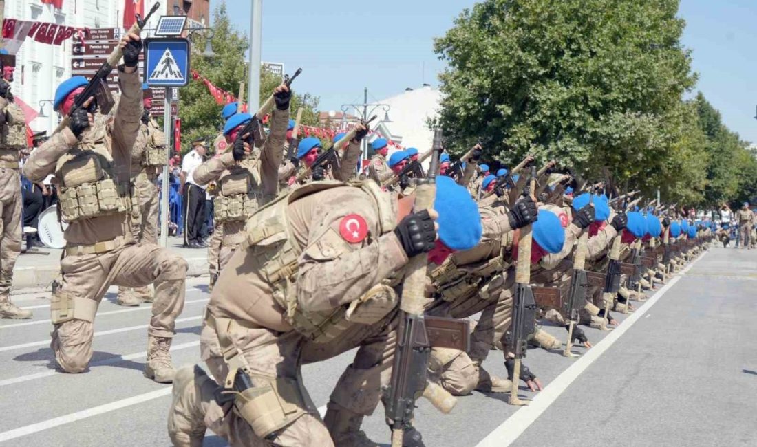Komandolardan hayran bırakan Zafer Bayramı gösterisi Kastamonu’da düzenlenen 30 Ağustos Zafer Bayramı töreninde jandarma komandolar, gösterileriyle