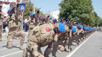 Kastamonu’da düzenlenen 30 Ağustos Zafer Bayramı töreninde jandarma komandolar, gösterileriyle