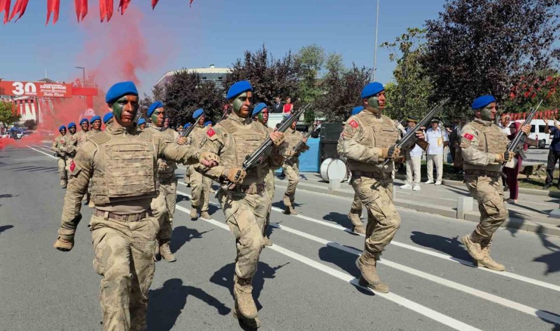Komandoların gösterisi coşkuyla izlendi DÜZCE(İHA) – Düzce’de 30 Ağustos Zafer Bayramı kutlamaları çerçevesinde Jandarma