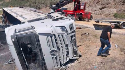 Bolu’nun Mudurnu ilçesinde kontrolden çıkan tırın devrilmesi sonucu dorsedeki kömürler