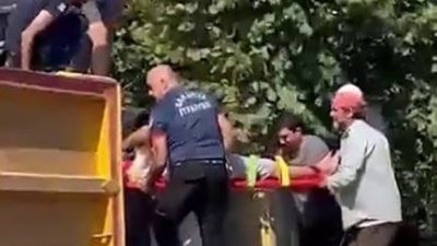 Sakarya’nın Kocaali ilçesinde sürücüsünün kontrolünden çıkan hafriyat kamyonu devrildi. Yaralı