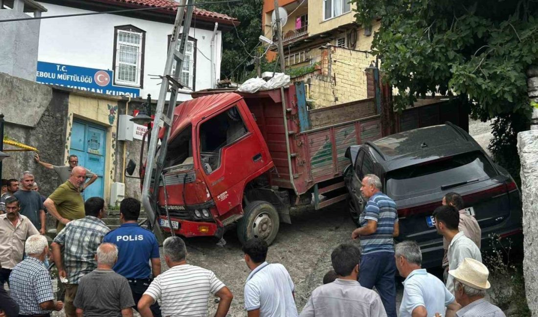 Kontrolden çıkan kamyon park halindeki araç ile elektrik direğine çarparak durabildi Kastamonu’nun İnebolu ilçesinde rampadan inmeye çalışan kamyon, sürücü kabinin açılması
