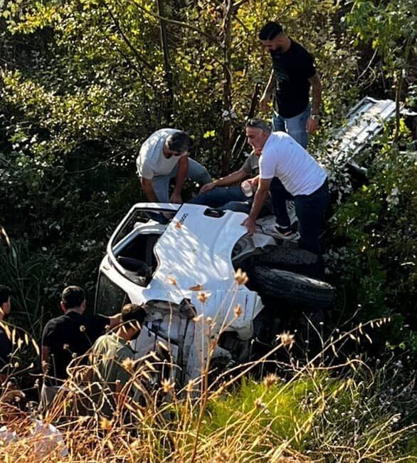 Kontrolden çıkan kamyonet ağaçlık alana uçtu Kocaeli’nin İzmit ilçesinde kontrolden çıkan kamyonet, yol kenarındaki ağaçlık alana