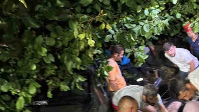 Sakarya’nın Adapazarı ilçesinde sürücüsünün direksiyon hakimiyetini kaybetmesi neticesinde kontrolden çıkan