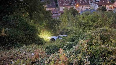 Sakarya’nın Serdivan ilçesinde sürücüsünün kontrolünden çıkan otomobil, şarampole devrildi. Sürücü