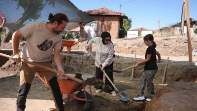 Düzce Belediyesi’nin büyük desteğiyle sürdürülen Konuralp Antik Tiyatrosu’ndaki kazı çalışmalarında