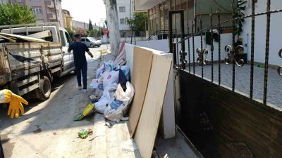 Körfez Belediyesi Temizlik İşleri Müdürlüğü ekipleri, kötü görüntüye sebebiyet veren,