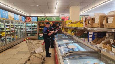 Körfez Belediyesi Zabıta Müdürlüğü ekipleri, ilçe genelinde faaliyet gösteren marketlere