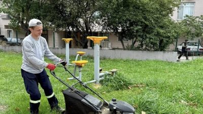 Körfez’de park ve yeşil alanlarda bakım çalışmaları sürdürülüyor. Körfez Belediyesi