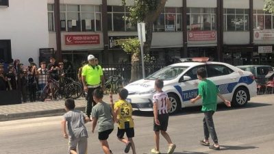 Bilecik’te trafik ekipleri tarafından Kuran kursu öğrencilerine trafik eğitimi verildi.