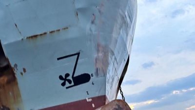 Balıkesir’in Marmara Adası açıklarında, yata çarptığı düşünülen kuru yük gemisinin